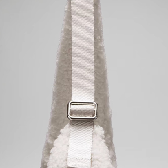 LULULEMON Mini Shoulder Bag 4L Fleece In White - Picture 5 of 5